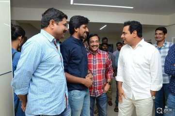 KTR Watching Pelli Choopulu Movie Special Show